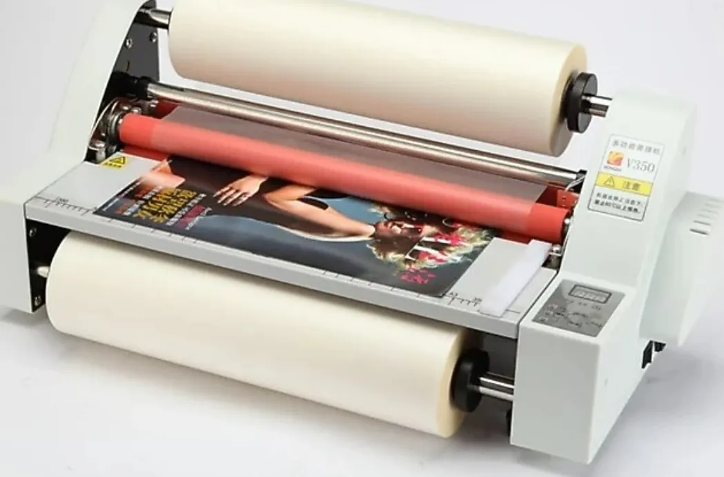 Laminasyon makinesinde kaplanan baskı